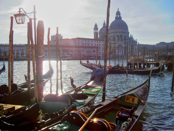 61ª BIENAL DE VENECIA: EN TONOS MENORES Grandes Exposiciones: Amoako Boafo, Anish Kapoor y Marina Abramović​